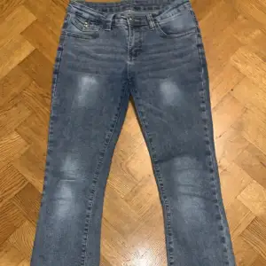 Blåa bootcut jeans, säljer för att jag inte använder dem längre, har lite slitage längst ner men inget man tänker på