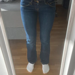 Lee jeans - Super snygga Lee jeans, säljer för att dem är lite tajta på mig💕 Super bra skick, men jag har sprättat upp dem längst ner för dem var lite för korta💕