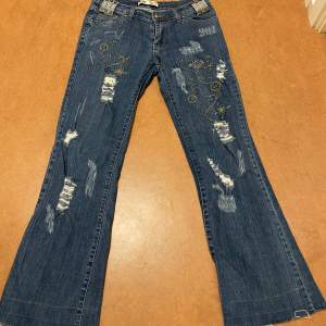 Lågmidjade bootcut vintage jeans från sarol med fina detaljer. Innerbenslängd:76 midjamått:76 ett S skulle jag säga. Köpta på plick men säljer tillbaks eftersom den var lite kort på mig (jag är 170cm) 