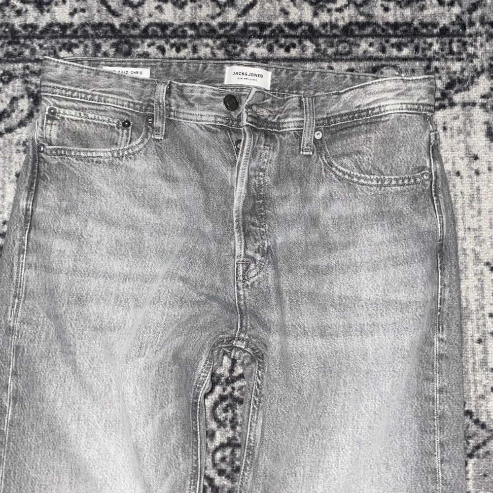 Jack Jones Relaxed Chris jeans köpt för 599kr, använd 1 gång Max. För er som gillar relaxed fit, var inte för mig.  Stl, 32/32  . Jeans & Byxor.