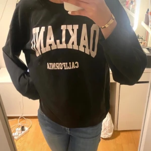 Sweatshirt med tryck! - Denna supersnygga sweatshirten säljer jag då jag bytt stil helt och hållet😊✌️Den stylas jättebra med skaterstil och är en smula oversized