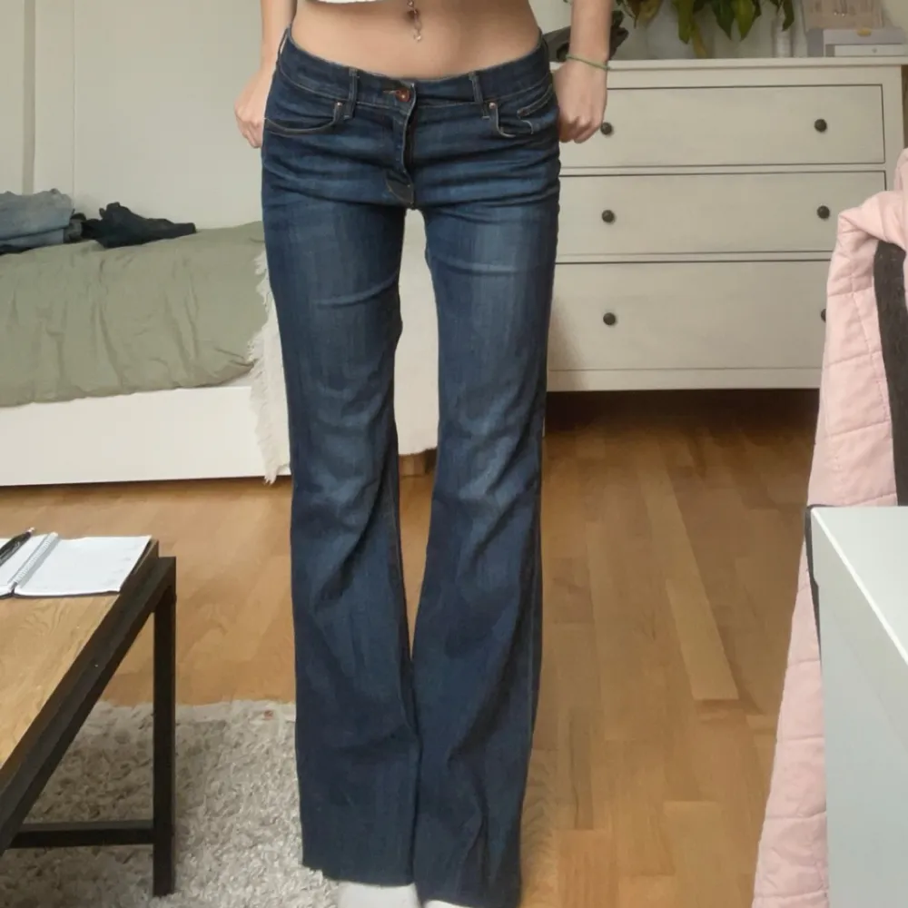 Jättesnygga Lågmidjade jeans från märket flary💕 nästan nya förutom att jag har sytt de till mer low waist. Storleken är 27 men passar även mig som har 26💕. Jeans & Byxor.