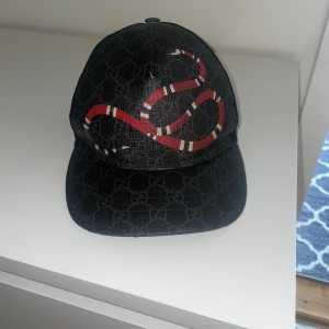 Äkta snake gucci keps - Äkta svart Gucci keps stl M, knappt använd, säljer pågrund av byt stil