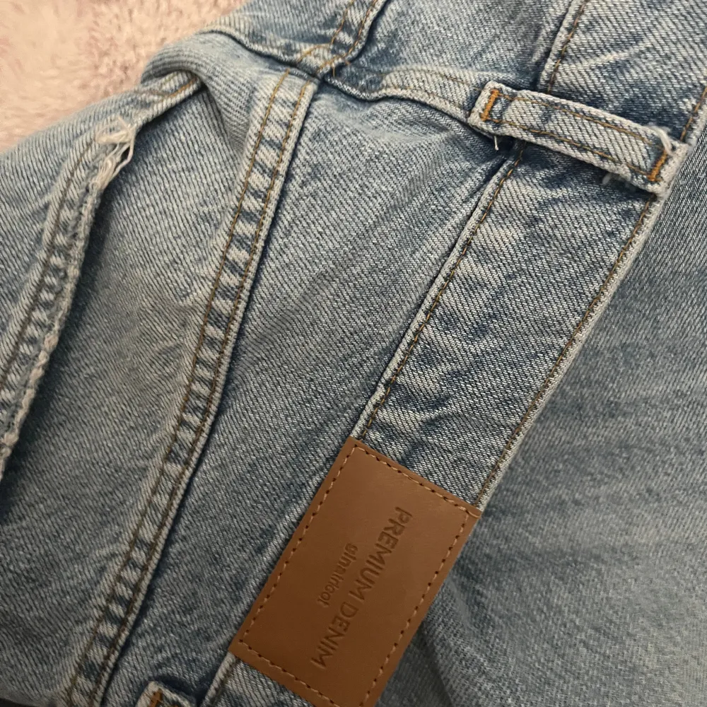Superfina jeans från Gina tricot, högmidjade och med slits nertill, jättefin blå färg. Fint skick!. Jeans & Byxor.