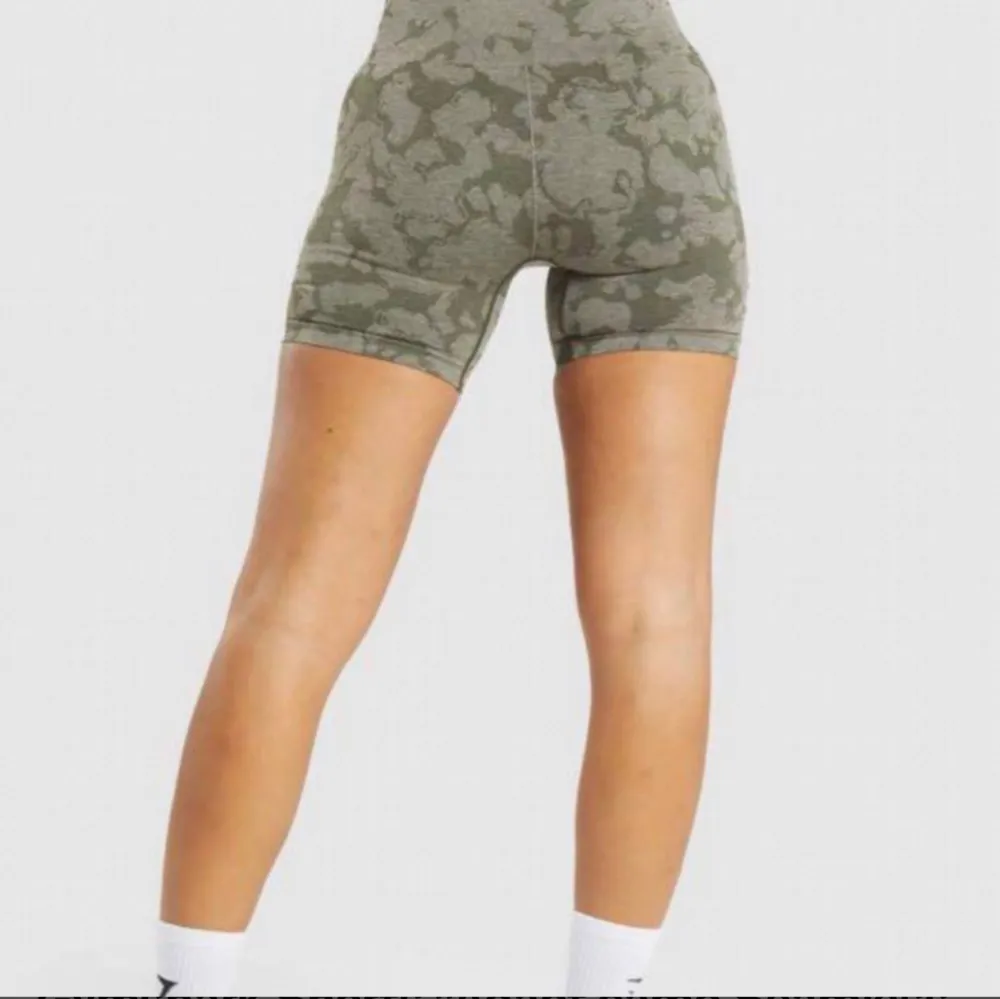 Säljer dessa militärgröna shorts från gymshark! Endast använda en gång så är i nyskick, storlek S! Kontakta mig för fler bilder 💛💛. Shorts.