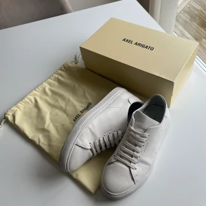 Axel Arigato skor - Säljer mina Axel Arigato skor då de inte kommer till användning, använda endast 2 ggr så jättefint skick! 🤝 OG box och dustbag ingår! 👍🏼Nypris: 2200 kr, mitt pris: 849 kr 🥃 Helt normal i storleken. Kom dm vid frågor eller funderingar. 