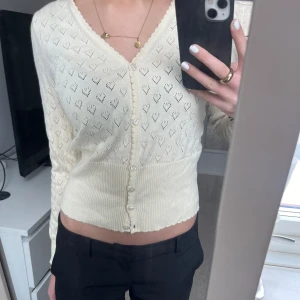 Kofta - Säljer denna beigea söta kofta med hjärtformade hål och hjärt knappar 💓 Stl M men är liten i storleken så mer xs/s  Nypris: 900 men säljer för 200