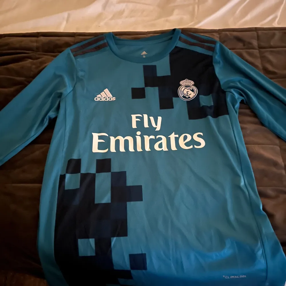 Helt ny Ronaldo Champions league jersey 2017-2018. Felfri och i perfekt skick. Otroligt vacker och stilig samt skön i material och storlek.. Hoodies.