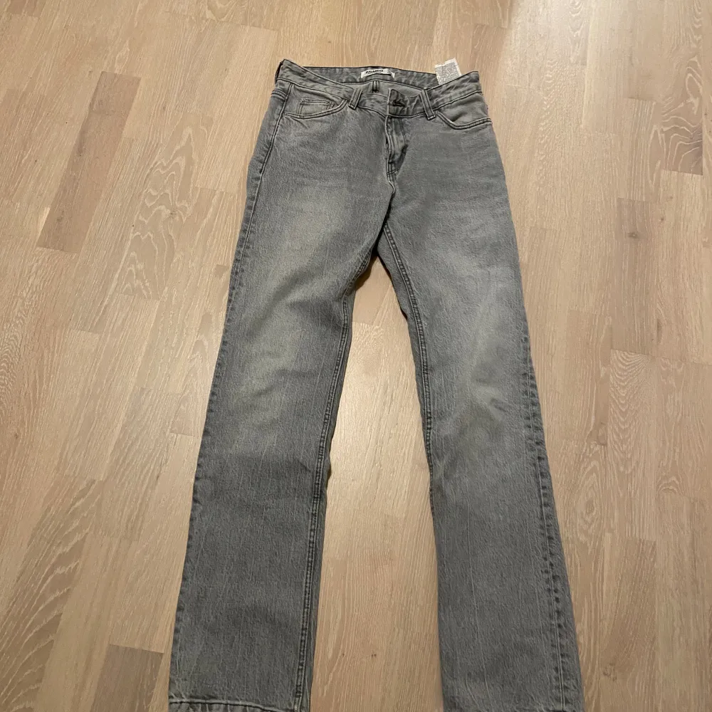 Snygga  jeans från PULL&BEAR, storlek 34, använda ett fåtal gånger 💜. Jeans & Byxor.
