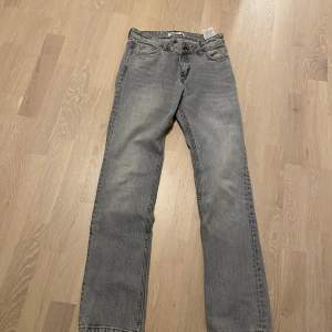 Grå jeans från PULL&BEAR, storlek 34, använda ett fåtal gånger så inget att anmärka på. 