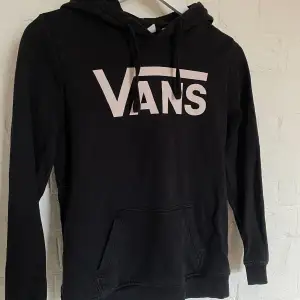 Svart Vans hoodie i storlek Xs. Den är äkta köpt så inge fake. Säljer då den har blivit för liten. 
