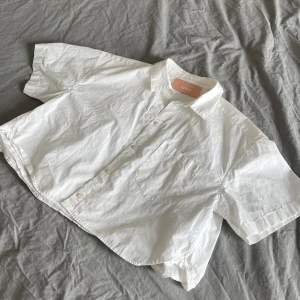 Croppad skjorta  - Gullig vit croppad skjorta!! Gillar inte knapparnas färg lol så har använt enstaka gånger!! 🫶