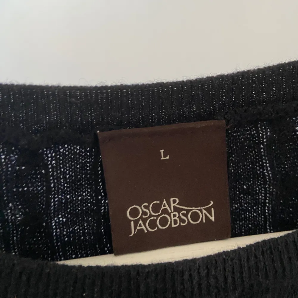 Oscar Jacobsson tröja i storlek L men sitter som en M.  Cond 7/10 flitigt använd men fräsch . Hoodies.