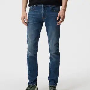 J.LINDBERG Jeans (Mid blue).  Modell Jay Active Mid Indigo. Nypris 1400kr.