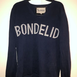 Bondelid tröja  - Använd men märks ingenting på kvaliteten, mörk blå stickad tröja med grå färg på bokstäverna och armbågarna.