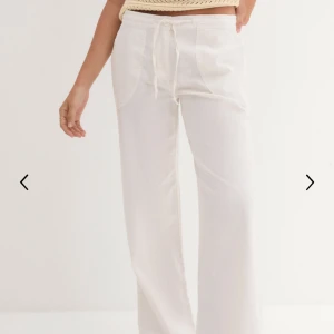 Bonprix Linnebyxor - Likadana som på första bild, men i färgen beige och inte vit. Superfina, men bara använts 2-3 ggr då dem inte passade min kroppsform enligt mig. Nypris 289kr, säljs för 100-150kr💕 Från bonprix