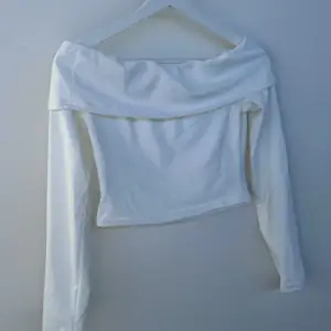 Off - shoulder top vit i storlek S. Aldrig använt. Hör av dig vid frågor och funderingar 🩵
