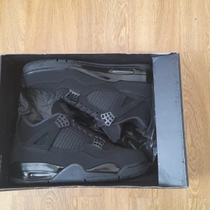 Helt nya Jordan 4 black cats  - Hej!  Jag har ett oar helt nya jordan 4 black cats som jag vill sälja. Dem är helt oanvända. Priset går att diskuteras! 