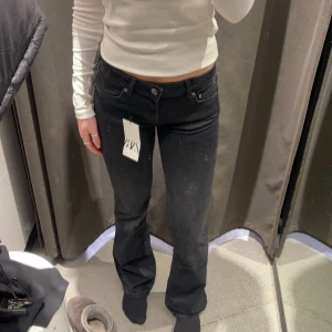 zara bootcut - slutsålda efterfrågade bootcut jeans, storlek 34🩷väldigt fin kvalitet, skriv privat för fler bilder! 