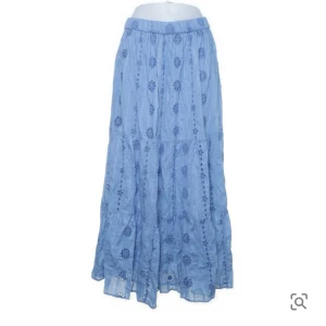 Zara långkjol  - Jättefin långkjol med broderade detaljer😍 Ganska stor i midjan så passar jättebra att ha lågmidjat!