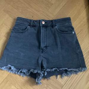 Säljer två par gråsvarta jeansshorts från H&M i storlek 34, kan säljas separat för 60 kr, men båda säljs för hundra.   Båda använde ett flertal gånger men i bra skick.   Köpare står för frakt, priset kan diskuteras =]