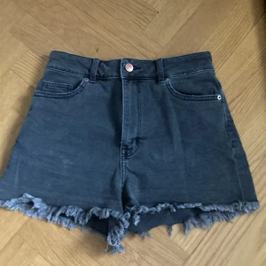 2 par svarta jeansshorts från h&m - Säljer två par gråsvarta jeansshorts från H&M i storlek 34, kan säljas separat för 60 kr, men båda säljs för hundra.   Båda använde ett flertal gånger men i bra skick.   Köpare står för frakt, priset kan diskuteras =]
