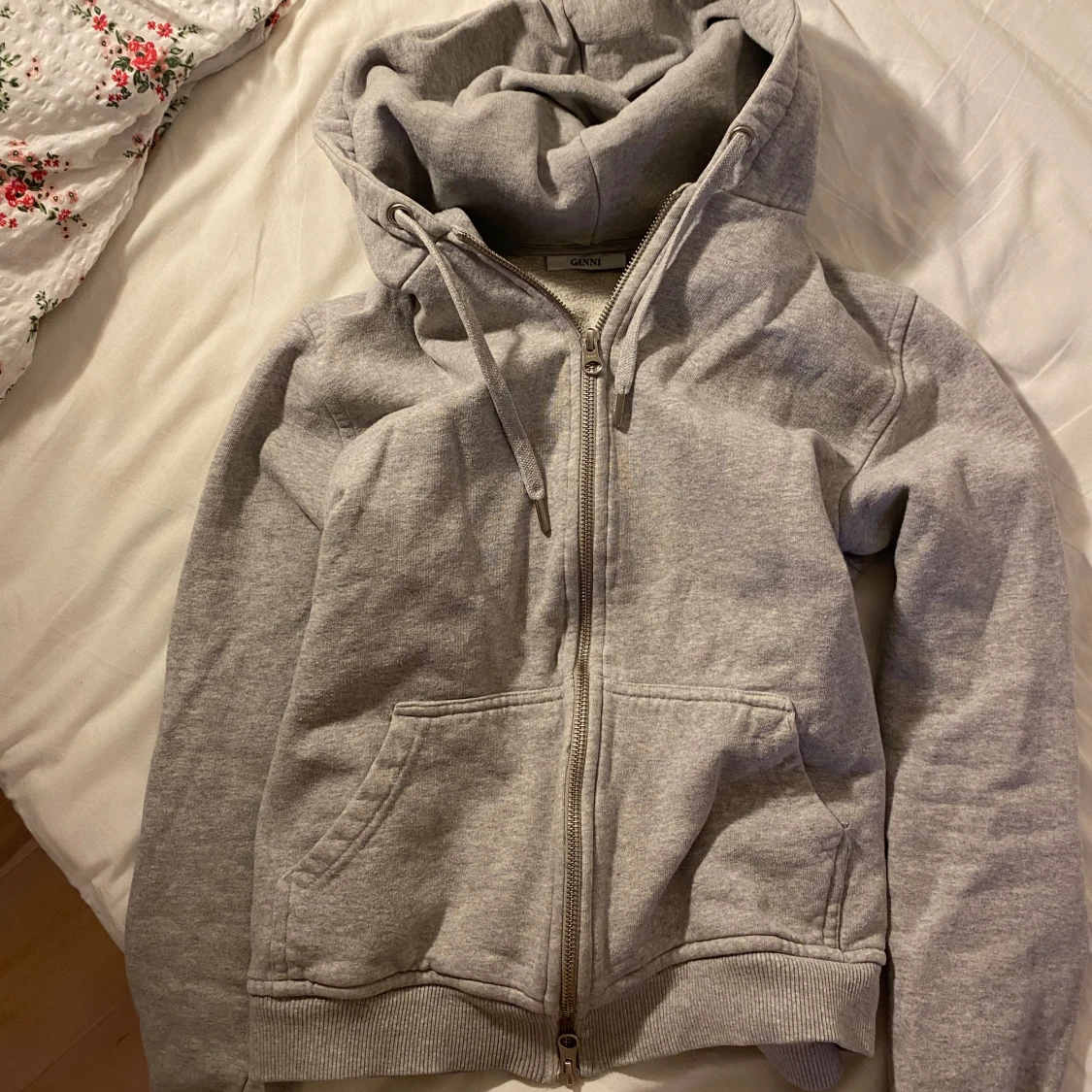 Hoodie från ganni med tryck på ryggen