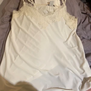 Spetslinne - Vitt spetslinne. Från Newyorker, kan visa den på!