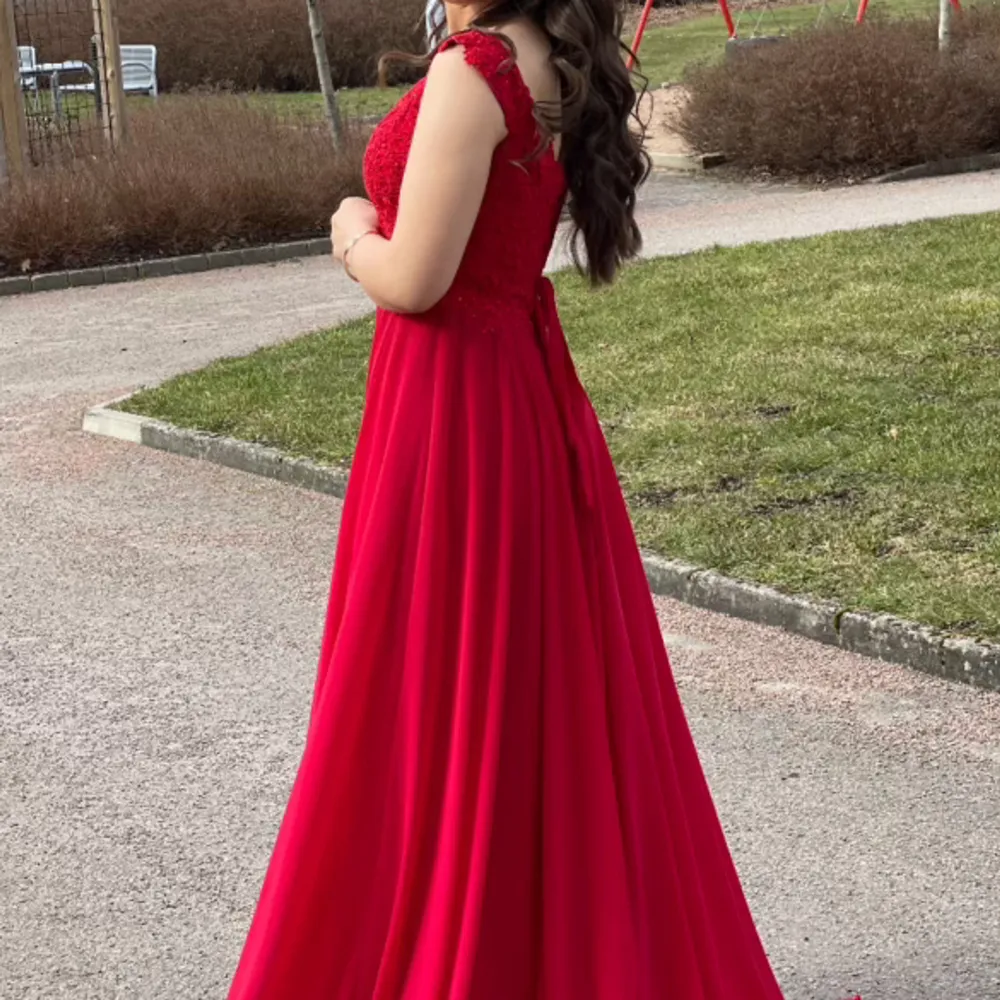 Jättefin röd balklänning som endast använts en gång och är som ny passar perfekt till bal eller finare event🤗passar både till storlek 34 och 36 då det är justerbar . Klänningar.