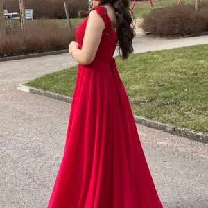 Jättefin röd balklänning som endast använts en gång och är som ny passar perfekt till bal eller finare event🤗passar både till storlek 34 och 36 då det är justerbar 