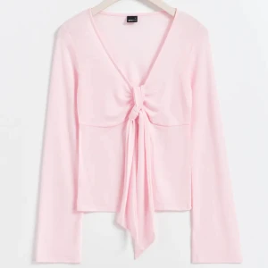 Ginatricot blus - Jätte söt rosa knytblus ifrån ginatricot❤️ Används fåtal gånger och är i helt nytt skick! Köptes för 300kr för inte så längesen. Säljs för 250❤️ storlek xxs ❗️❗️den har en liten fläck på armbågen men den är inte alls synlig❗️❗️ 