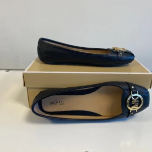 Helt nya ballerina skor från Michael Kors. Storlek 39.  - Helt nya ballerina skor från Michael Kors. Storlek 39. 