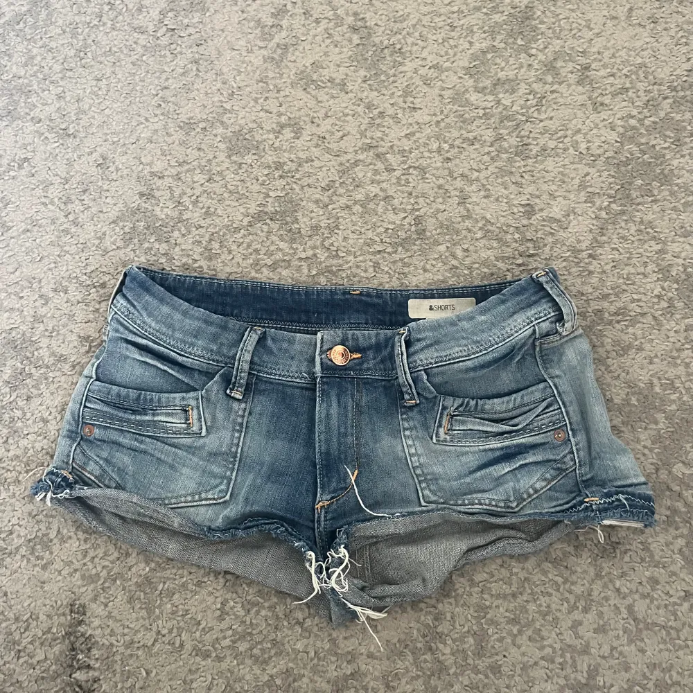 Super snygga Lågmidjade short, perfekt för våren och sommaren. Säljer då dom inte använda längre. De har inga defekter eller liknande.💕. Shorts.