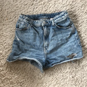 Jeansshorts💙 - Väldigt fina jeansshorts i storlek 152! Men bra skick!💕justerbara i midjan!