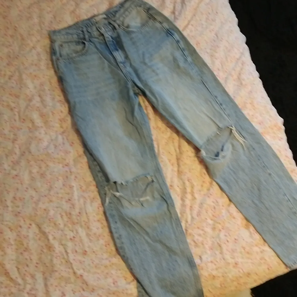 Ett par fina jeans från Gina Tricot. Ny pris 600. Använd max 3 gånger.. Jeans & Byxor.
