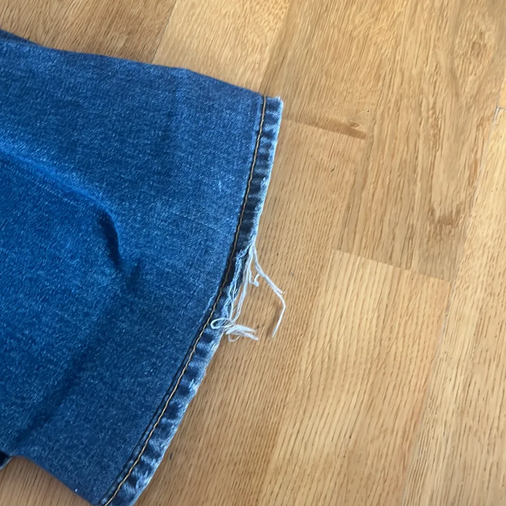 Lågmidjade vintage jeans i bootcut modell från märket Fornarina. Är i väldigt bra skick. Har en liten lös tråd på den ena byxan men inget som märks.  Midja: 41 cm Innerbenslängd: 78 cm Ytterbenslängd: 100 cm . Jeans & Byxor.