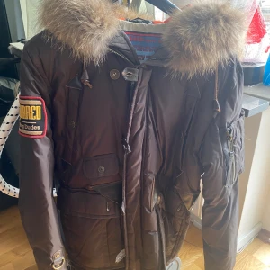 Dsquared jacka - Använd men syns knappast. Nypris 3000kr Äkta päls 