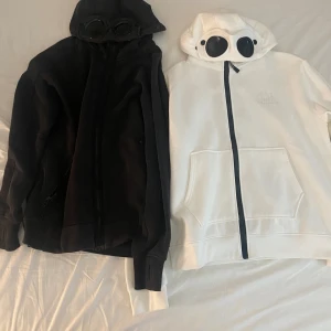 Cp company  - En vit är aldrig använda. Men  den svarta är använd men är fortfarande i bra skick. Den vita kostar 650 och den svarta 600 du kan få båda för 1200 priset kan diskuteras 