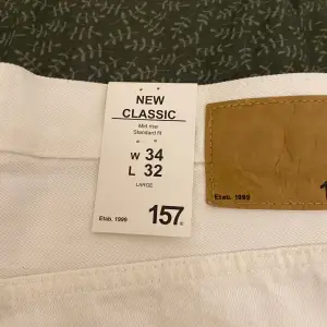 Ett par vita jeans som är helt nya och orörda.  Waist - 34  Length - 32