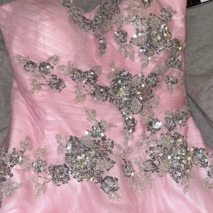 Balklänning🩷 - Finns mycket mer bilder🩷storlek xs och tyvärr för lång på mig som är 158🥹jag köpte för 3499 kr men säljer för 2000kr. Har tyvärr inget kvitto kvar men alla lappar och extra tyg är kvar🩷