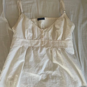 Brandy linne - Jättegulligt linne från Brandy Melville, säljer då det inte kommer till användning. Inga defekter💗skriv för frågor!