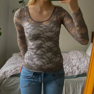 Snygg spetströja! - Snygg spetströja i mycket bra skick förutom två hål längst ner på ärmarna där du kan ha tummarna i. Hör av dig vid frågor och använd köp nu 💘