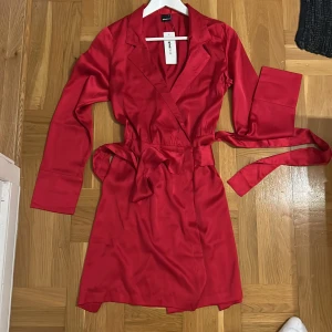 Klänning - Wrap-around klänning från gina tricot. Aldrig använd