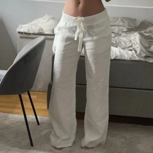 Alobha linnebyxor  - INTRESSEKOLL på mina as snygga och trendiga linnebyxor från Alobhalabel😍😍 inga hål eller fläckar!! Kan tänka mig sälja för ett bra pris då de är för långa på mig!!! HAR JÄTTEMÅNGA SOM SKRIVER, KÖP DIREKT FÖR 1000kr