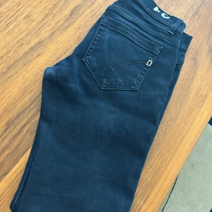 Jeans  - Säljer eftersom de kommer inte kommer till användning skick 8,5/10, skriv om ni har fler frågor, pris kan diskuteras vid snabb affär.