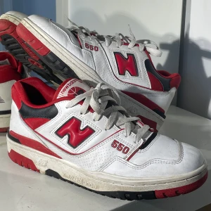 New Balance 550 - Tja! Säljer mina sparsamt använda New balance 550 Storlek 44 men passar 43. Skick: 9/10, eftersom jag bara använt dom ungefär 10 gånger. Nypris: 1200, Vid mer bilder eller frågor så är det bara att skriva till mig