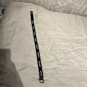 Snyggt Levi's skärp - Snyggt Levi's skärp. Använd fåtal gånger. Inga defekter. Säljer då det är för litet för mig och inte använder det längre. Längd: 90 cm