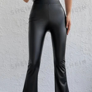 Byxor i PU-läder - Perfekt storlek och perfekt i både längd och midja💓snygg fuskskinnbyxa, fodrat tyg. Överensstämmer med bilden.