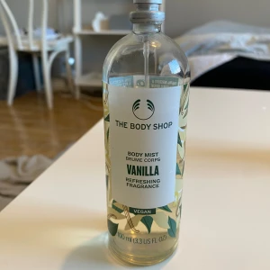 The body shop - Body mist i doften vanilla, inte så använd. Hör av er vid frågor💘