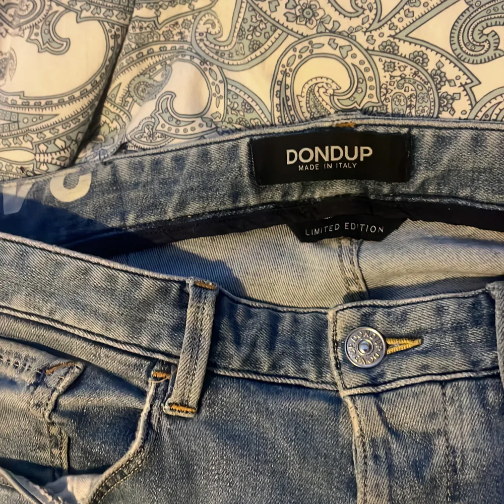 Ett par ljusblåa Limited Edition Dondup Jeans. Köpte dessa för några år sen oxh har använt en del. Även behövt laga de vid bakre ficka vilket knappt syns. Skick är fortfarande bra och det finns inga hål 7/10. Jeans & Byxor.